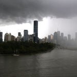 Storm clouds blanket the CBD of Brisbane, Monday, October 18, 2021. (AAP Image/Jono Searle) NO ARCHIVINGAAPIMAGE / DPA18/10/2021 ONLY FOR USE IN SPAIN