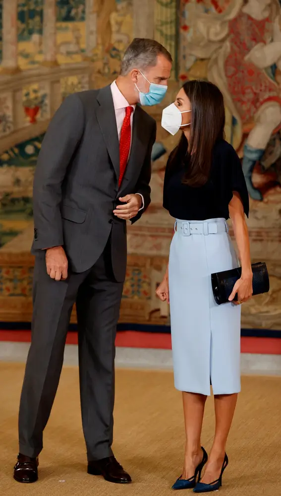 Los Reyes Felipe VI y Letizia conversan en el ámbito de la reunión del Patronato del Instituto Cervantes, este lunes, en el Palacio Real.