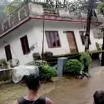 Una casa de la región de Kerala, en la India, es engullida por la tierra tras las inundaciones