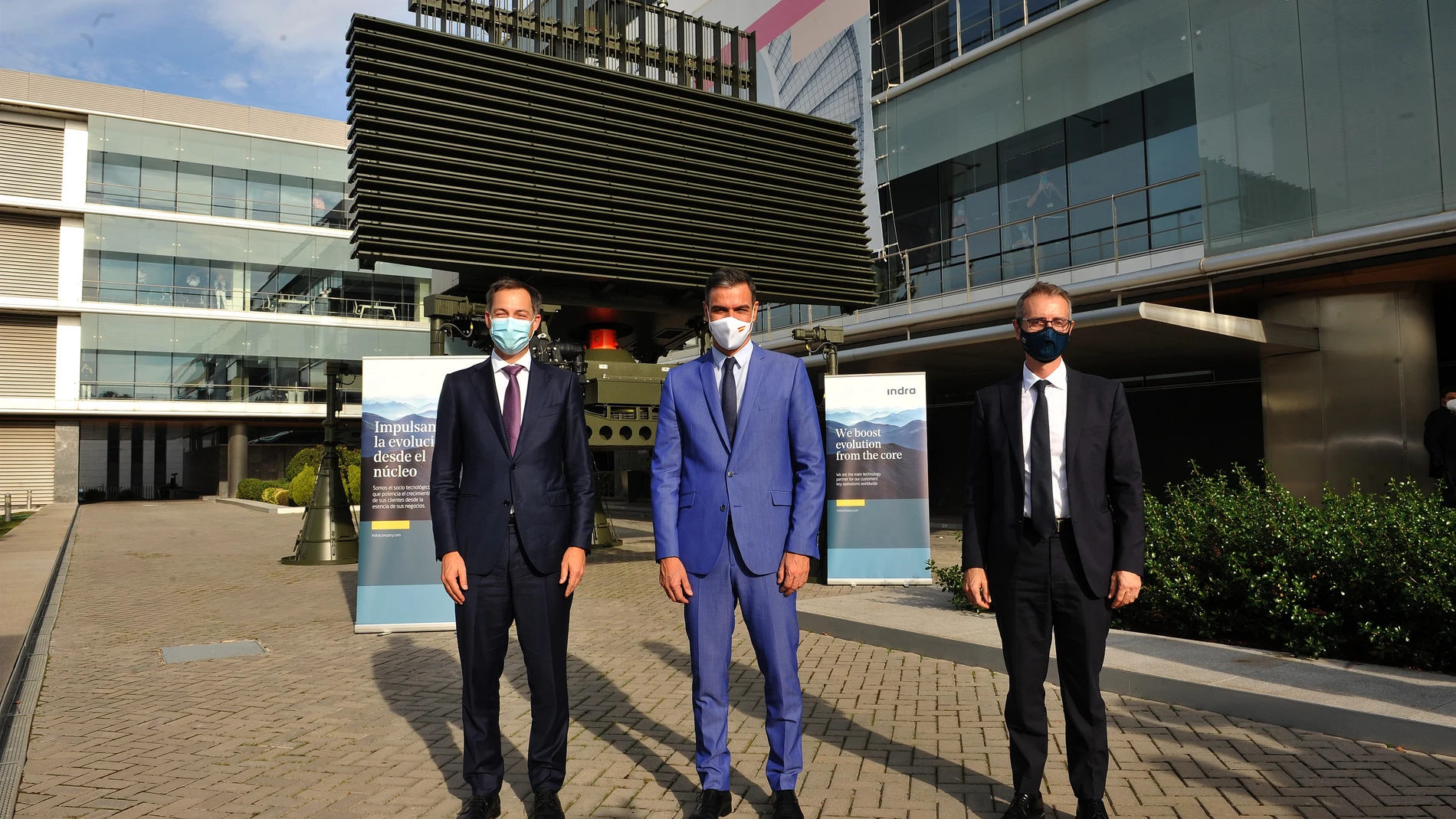 De izquierda a derecha: Alexander de Croo, primer ministro de Bélgica, Pedro Sánchez, presidente del Gobierno de España, y Marc Murtra, presidente de Indra, ante un Radar RTL20 de Indra.INDRA18/10/2021