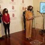 La diputada de Turismo, Magdalena Rodríguez, explica las ayudas