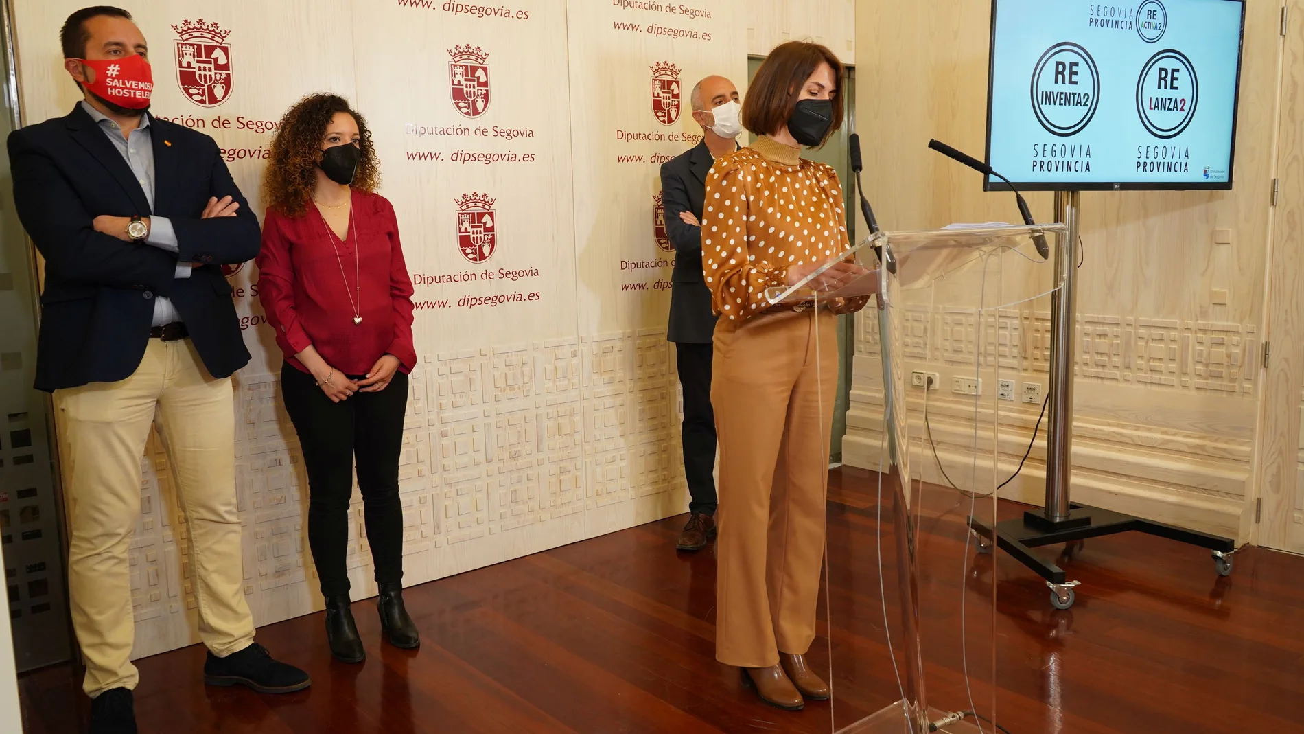 La diputada de Turismo, Magdalena Rodríguez, explica las ayudas