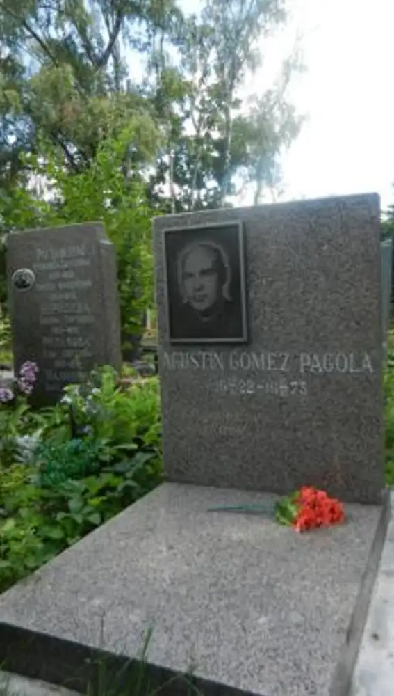 Su sepultura en el cementerio de Moscú