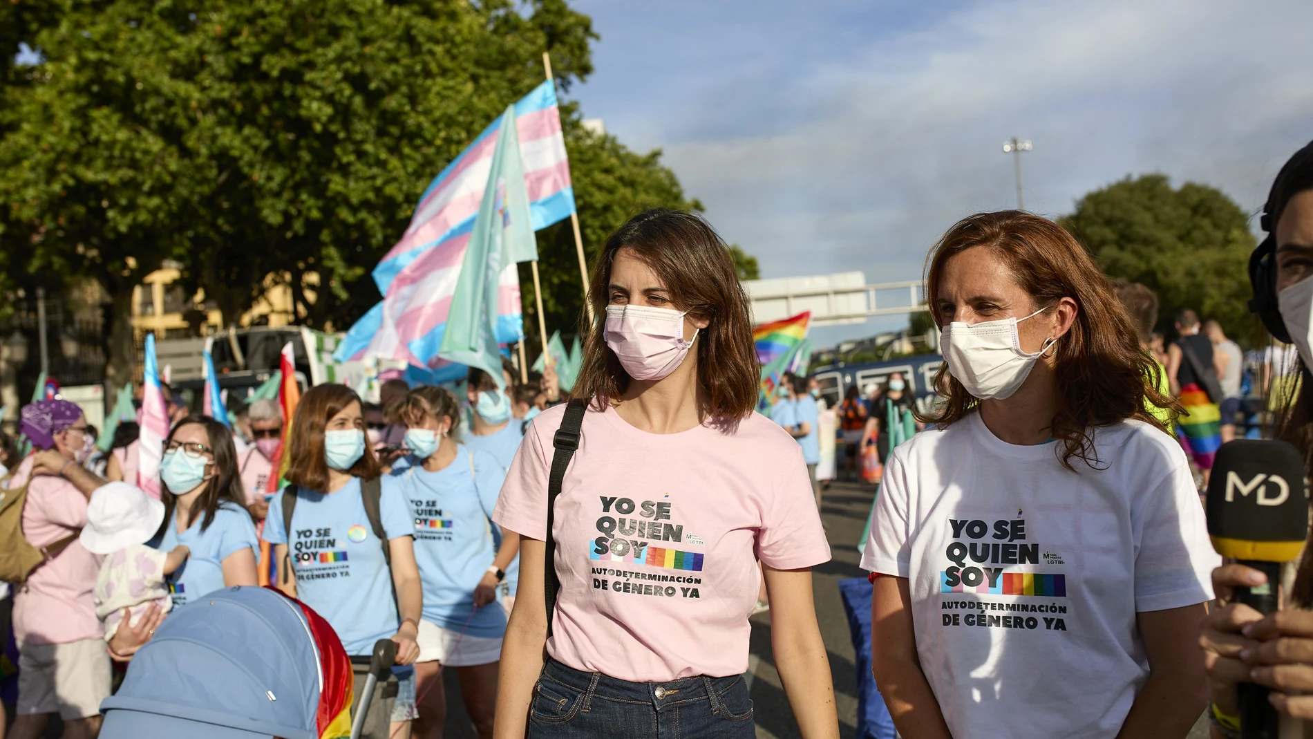 La portavoz de Más Madrid en el Ayuntamiento, Rita Maestre, y la portavoz de Más Madrid en la Asamblea de Madrid, Mónica García, durante la manifestación del Orgullo LGTBI.