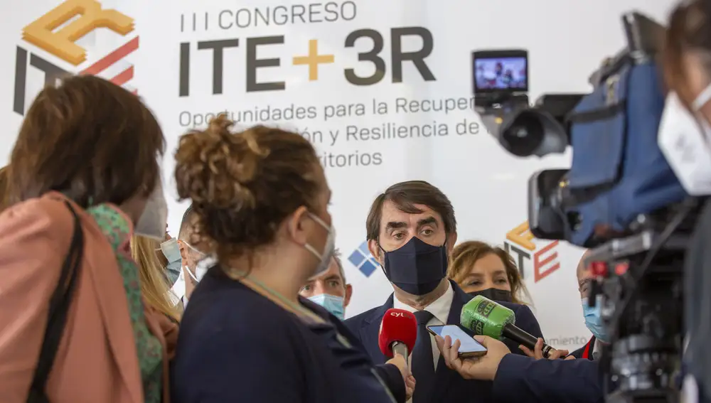El consejero de Fomento y Medio Ambiente, Juan Carlos Suárez-Quiñones, atiende a la prensa antes de participar en la inauguración del III Congreso ITE+3R sobre oportunidades para la recuperación, transformación y resiliencia de las ciudades y territorios