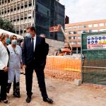 El presidente de la Generalitat, Ximo Puig (d), junto a la consellera de Sanidad, Ana Barceló, durante la presentación de la primera fase de ampliación del Hospital Clínico Universitario de Valencia.
