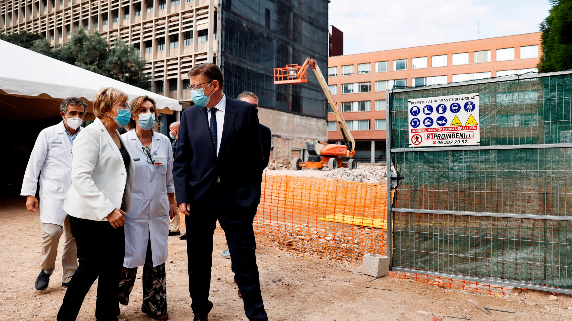 El presidente de la Generalitat, Ximo Puig (d), junto a la consellera de Sanidad, Ana Barceló, durante la presentación de la primera fase de ampliación del Hospital Clínico Universitario de Valencia.