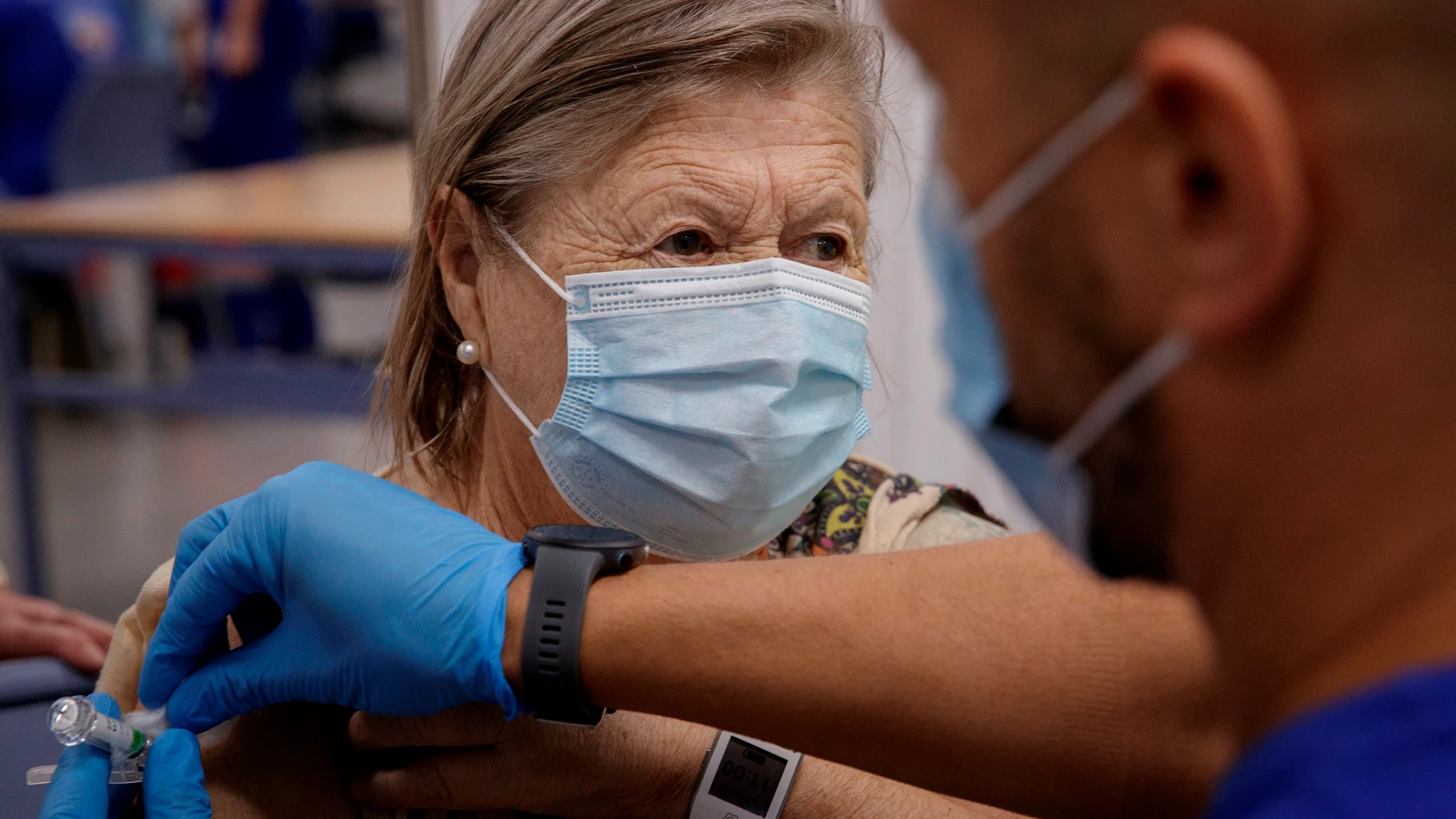 Un enfermero inocula la tercera dosis de la vacuna contra la covid-19 a una mujer mayor de 70 años. EFE/ Julio Muñoz