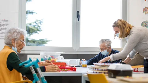 La consejera de Familia e Igualdad de Oportunidades, Isabel Blanco, visita las instalaciones de la Residencia Mixta de Personas Mayores de Segovia