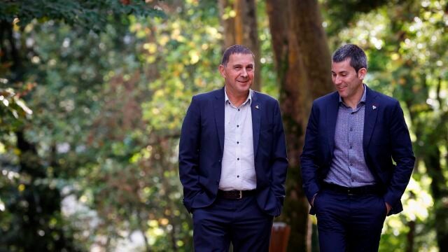 El coordinador general de EH Bildu, Arnaldo Otegi y el secretario general de Sortu, Arkaitz Rodríguez, ayer en San Sebastián