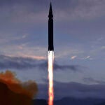 Imagen de archivo de un misil lanzado desde Toyang-ri, condado de Ryongrim, provincia de Jagang, Corea del Norte, el pasado 28 de septiembre de 2021.