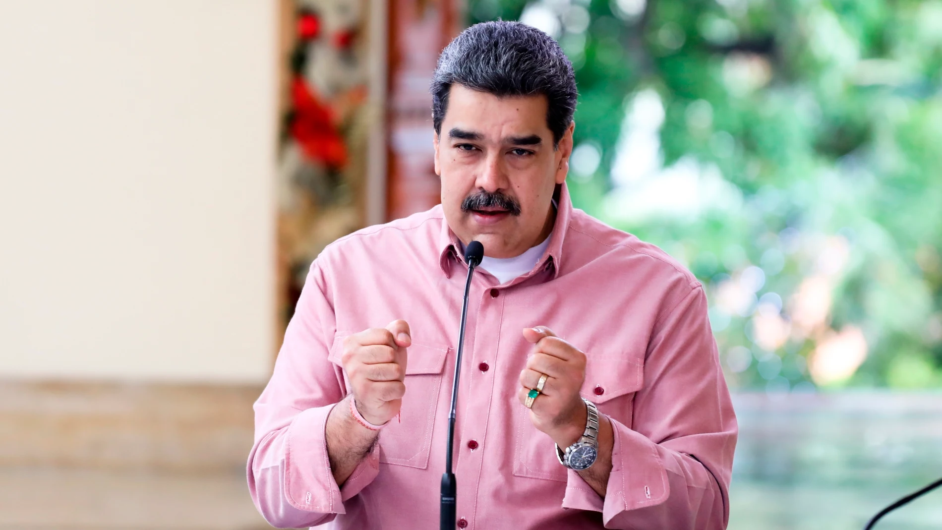 Fotografía cedida por prensa de Miraflores del presidente venezolano, Nicolás Maduro, en una transmisión de televisión hoy, domingo 17 de octubre del 2021, en Caracas (Venezuela).