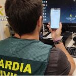 Un agente de la Guardia Civil, durante la investigación