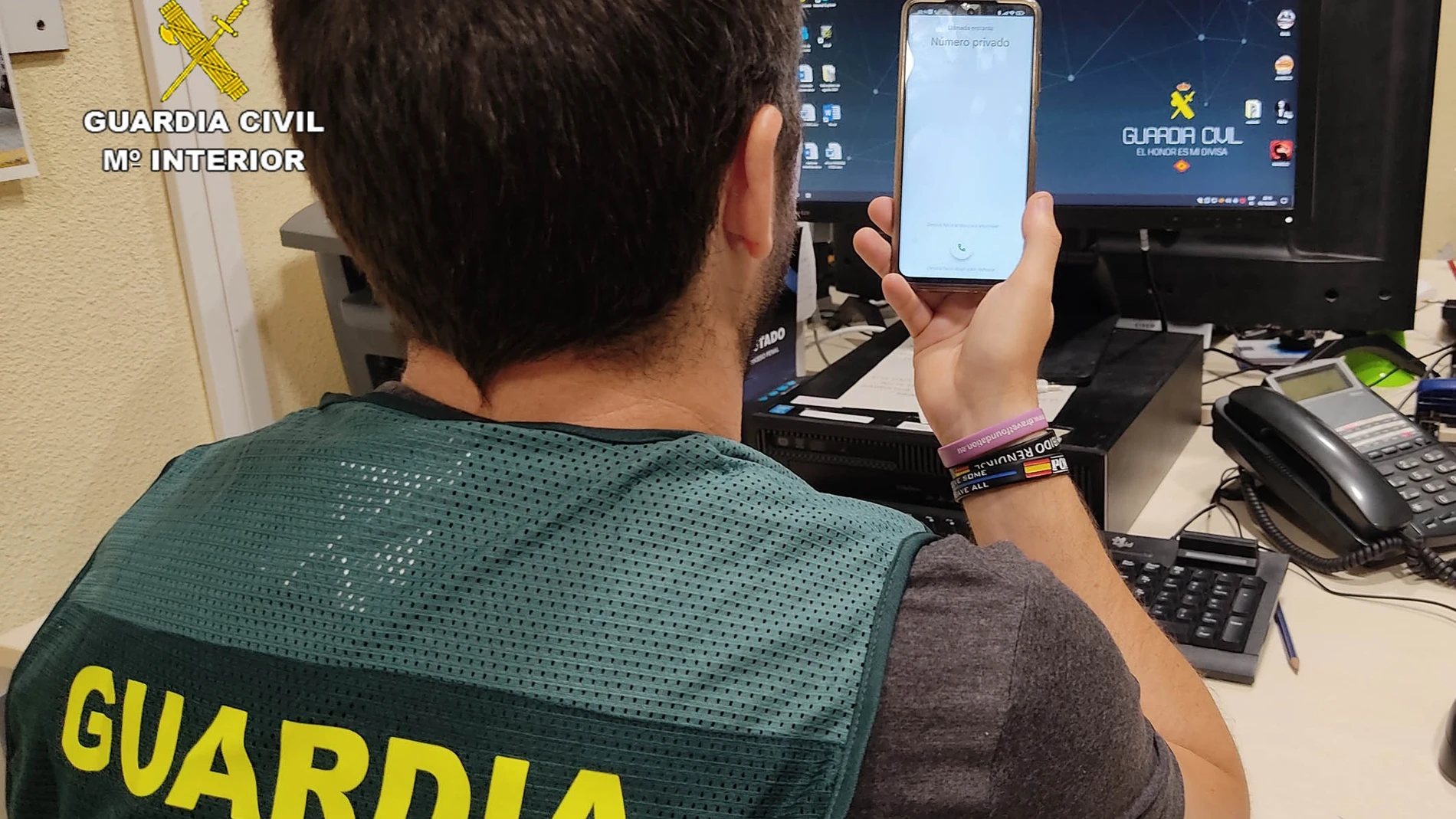 Un agente de la Guardia Civil, durante la investigación