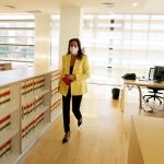 La procuradora María, en la biblioteca de las Cortes