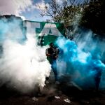 -FOTODELDIA- AME533. BUENOS AIRES (ARGENTINA), 18/10/2021.- Varios trabajadores marchan durante la conmemoración del Día de la Lealtad peronista, hoy, en Buenos Aires (Argentina). Cientos de personas conmemoran el 76º aniversario del Día de la Lealtad con movilizaciones en todo el país para recordar la histórica marcha realizada el 17 de octubre de 1945 para pedir por la libertad de Juan Domingo Perón. EFE/ Juan Ignacio Roncoroni