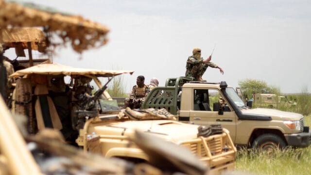 Soldados malienses patrullando la frontera con Níger.