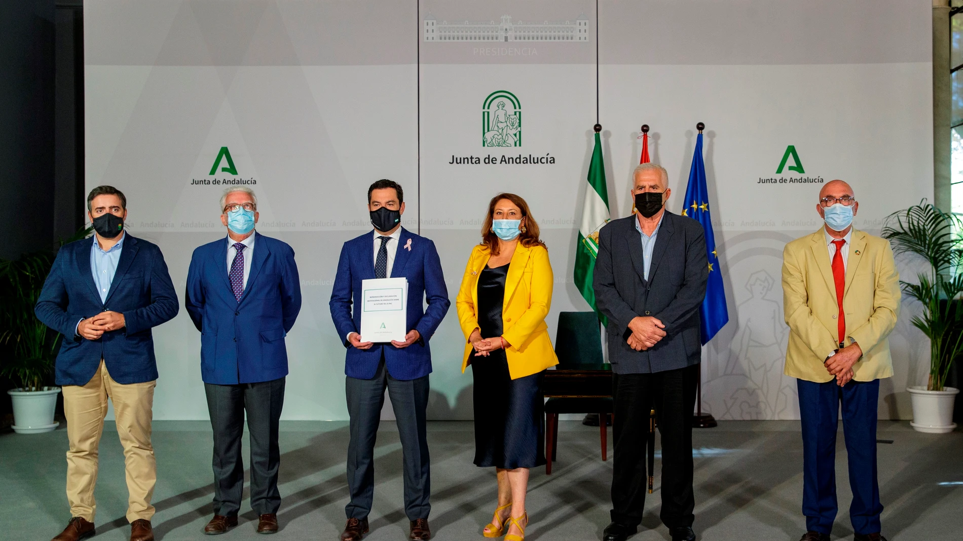 El presidente de la Junta de Andalucía, Juanma Moreno (3I), junto a la consejera de Agricultura, Carmen Crespo, y los integrantes de la Mesa de Interlocución Agraria