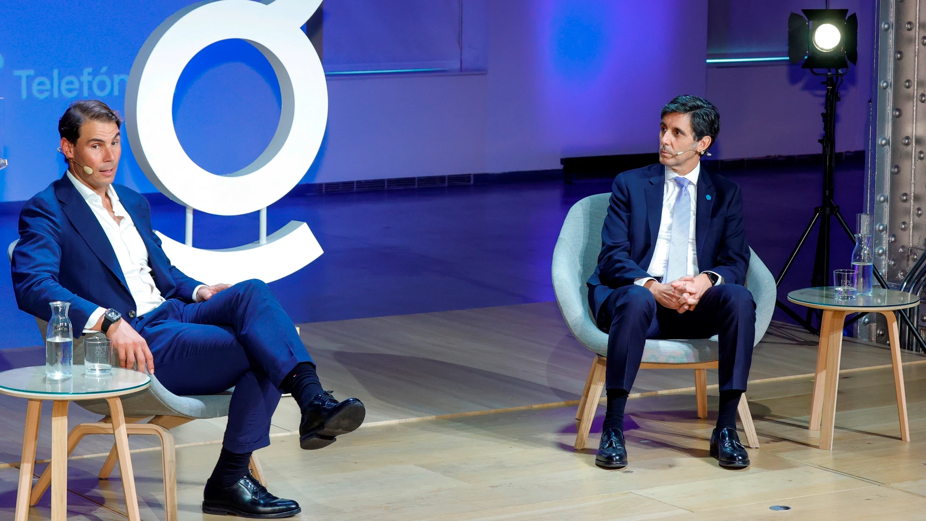 Rafa Nadal (i) y el presidente de Telefónica, José María Álvarez-Pallete (d), durante "Enlighted 2021 Hybrid Edition"