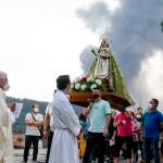 Procesión de la Virgen del Pino, en El Paso, con el volcán al fondo, para pedir su intercesión en favor del cese de la acción del volcán