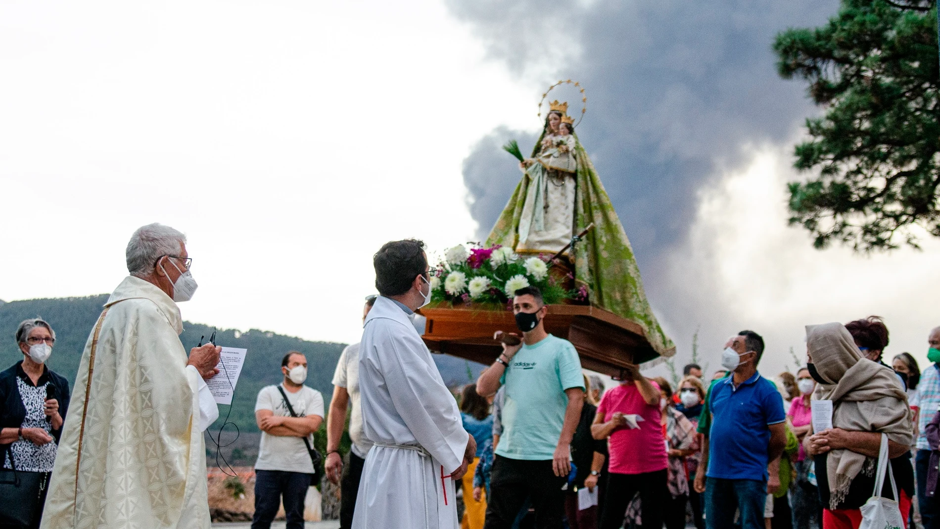 Procesión de la Virgen del Pino, en El Paso, con el volcán al fondo, para pedir su intercesión en favor del cese de la acción del volcán