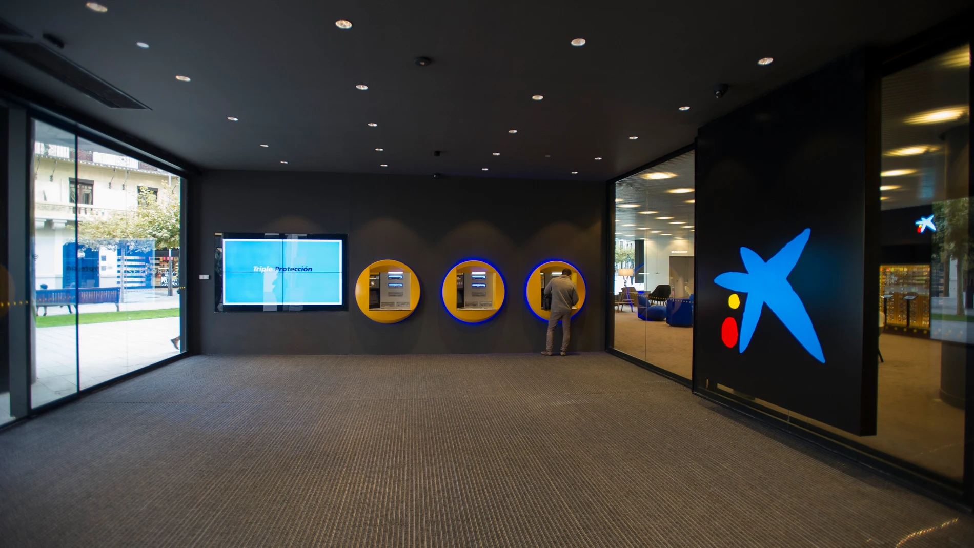 Una oficina Store de CaixaBank en Pamplona