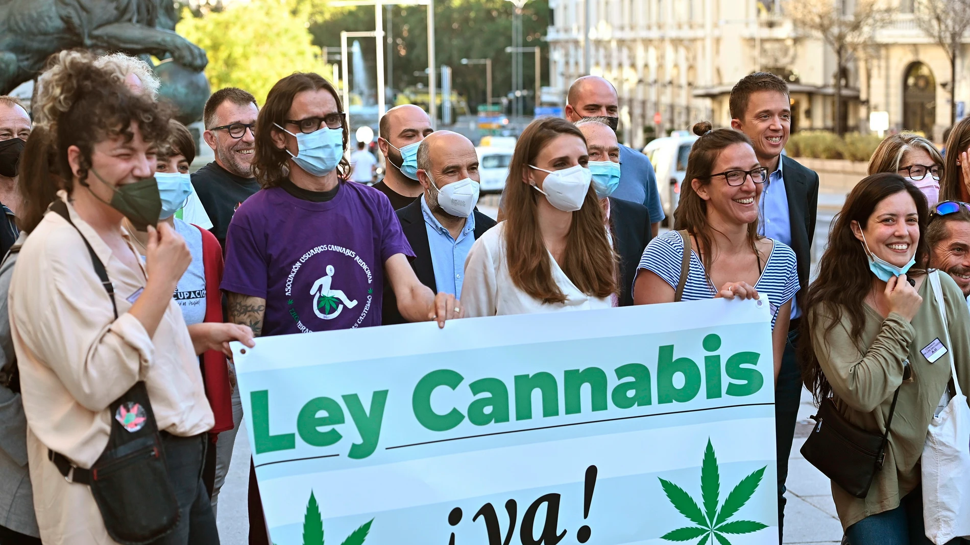 El líder de Más País, Iñigo Errejón, junto a integrantes de asociaciones a favor de una ley que regule el consumo de cannabis