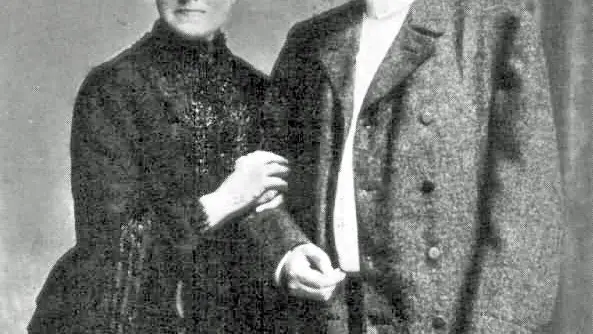 Friedrich Nietzsche junto a su madre
