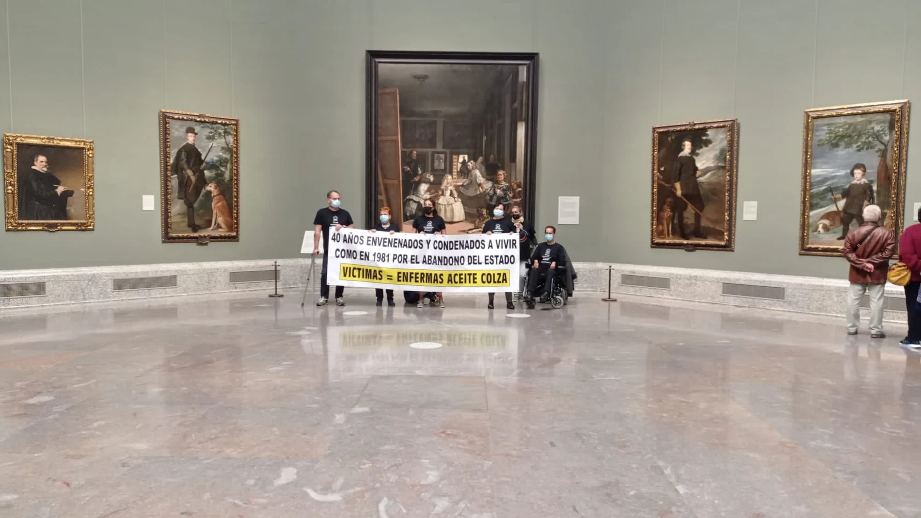 Víctimas del aceite de colza se encierran en el Museo del Prado y desplegan una pancarta delante de "Las Meninas"