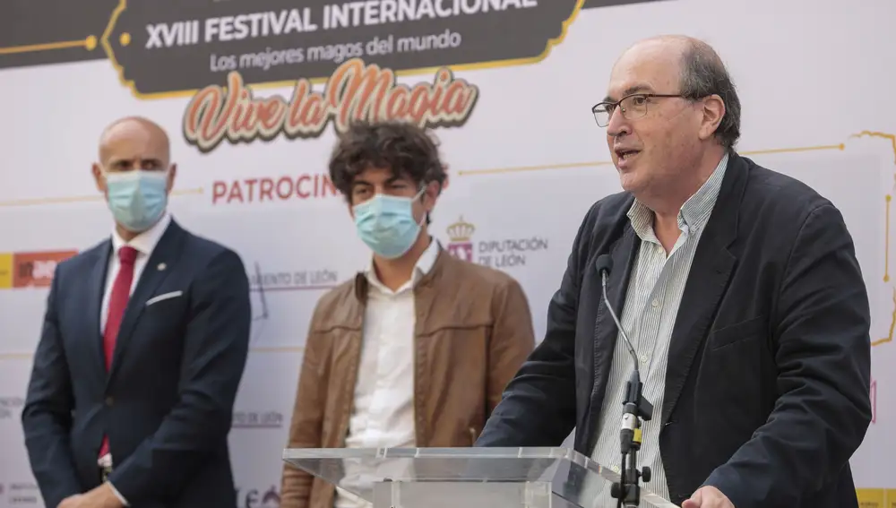 El director general de Políticas Culturales de la Junta, José Ramón González, asiste al acto de presentación del festival internacional Vive la Magia de León