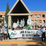 Imagen de la protesta que se ha celebrado hoy frente a las puertas de la Conselleria de Educación