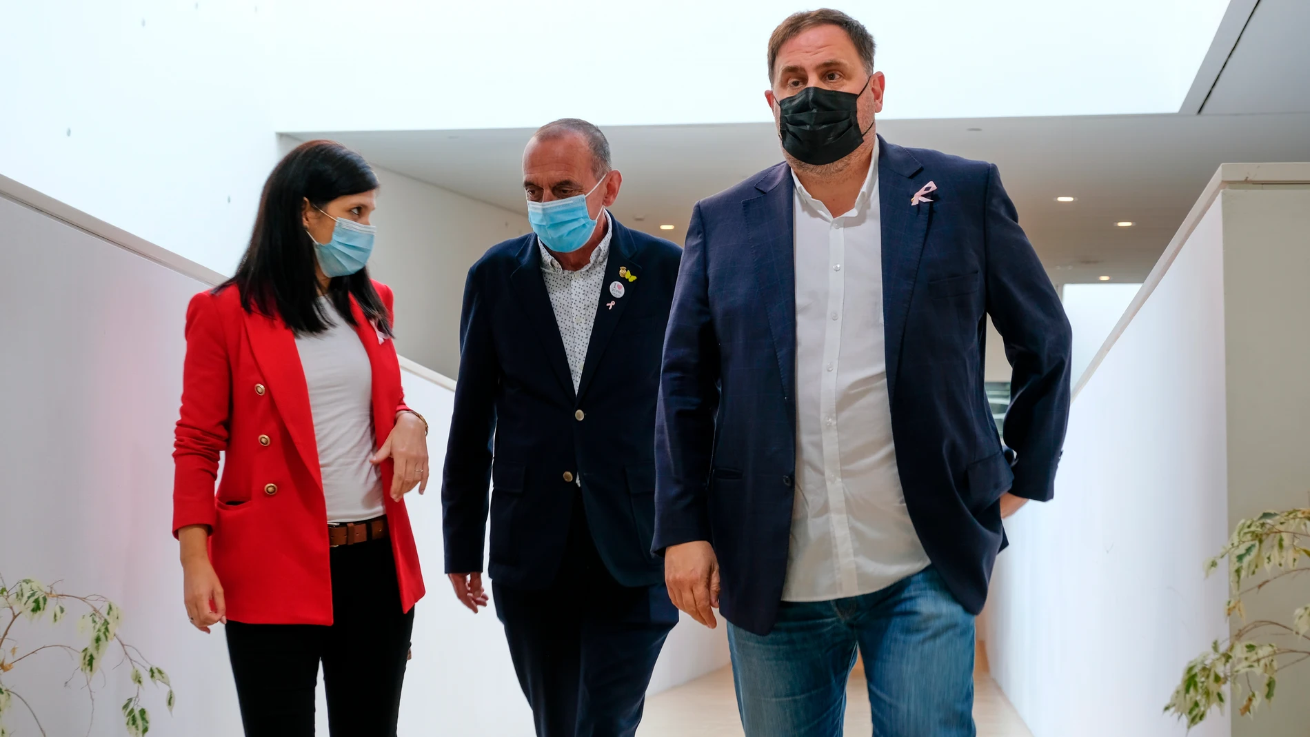 El presidente de ERC, Oriol Junqueras, junto a la secretaria general del partido, Marta Vilalta (i), y el alcalde de Lleida, Miquel Pueyo (c).