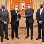 Carlos García Carbayo recibe el galardón que otorga a Salamanca el Premio Visión Zero Municipal