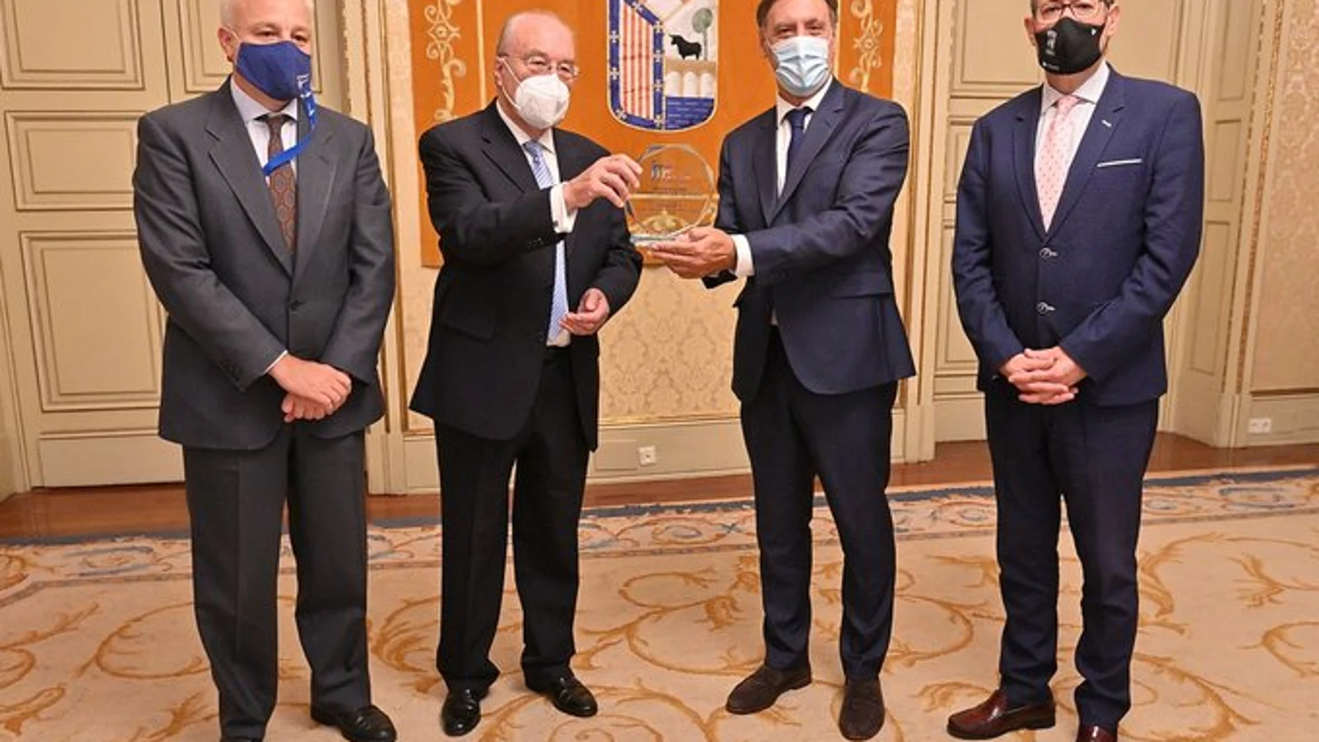 Carlos García Carbayo recibe el galardón que otorga a Salamanca el Premio Visión Zero Municipal