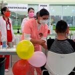 Un hombre recibe una vacuna contra la Covid-19 en el hospital de especialidades pediátricas de Tuxtla Gutiérrez (México).