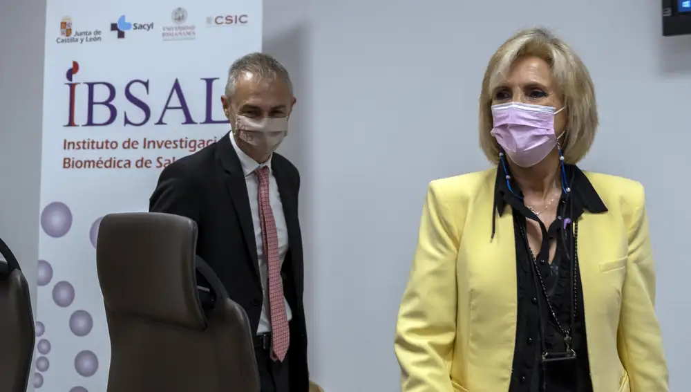 Verónica Casado reivindica los estudios en medicina durante la constitución como fundación del Instituto de Investigación Biomédica de SalamancaEn la imagen, junto al rector de la Usal, Ricardo Rivero