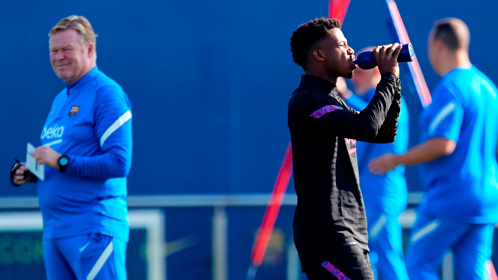 Ansu Fati bebe agua ante la presencia de Koeman en el último entrenamiento del Barcelona