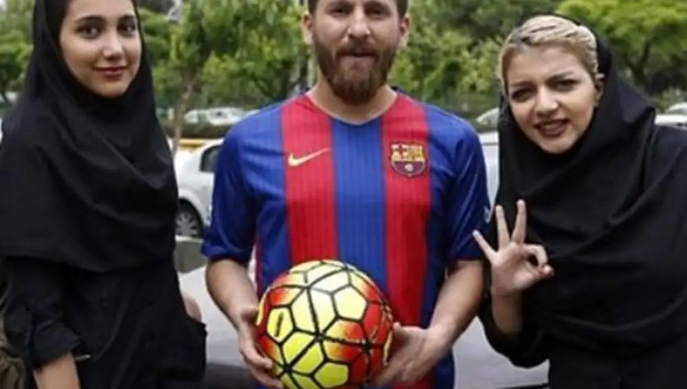 El &quot;falso Messi&quot; junto a dos mujeres