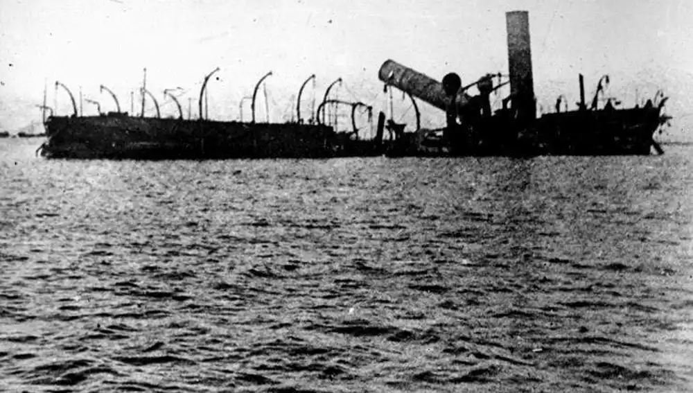 Restos de un buque español tras la Batalla de Cavité