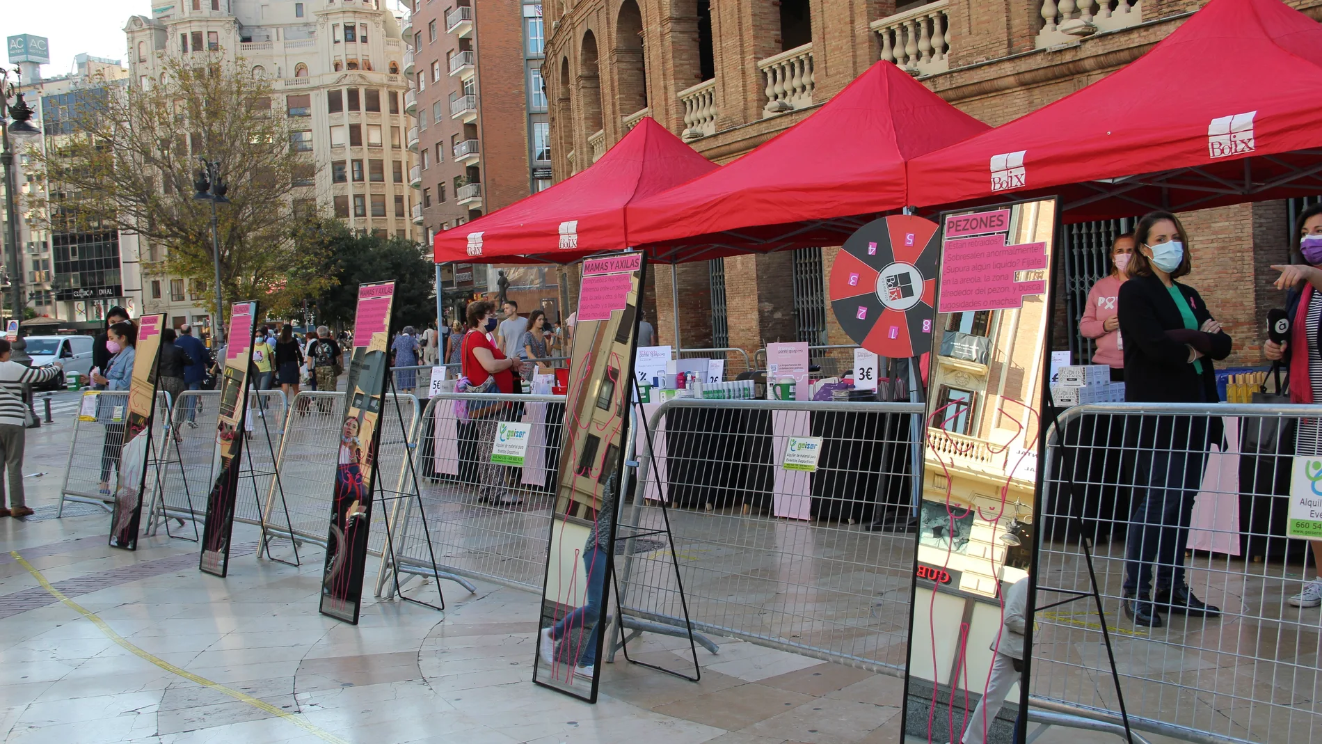 La Asociación Española contra el Cáncer en Valencia ha escenificado mediante siete espejos el proceso de autoexploración para detectar el cáncer de mama