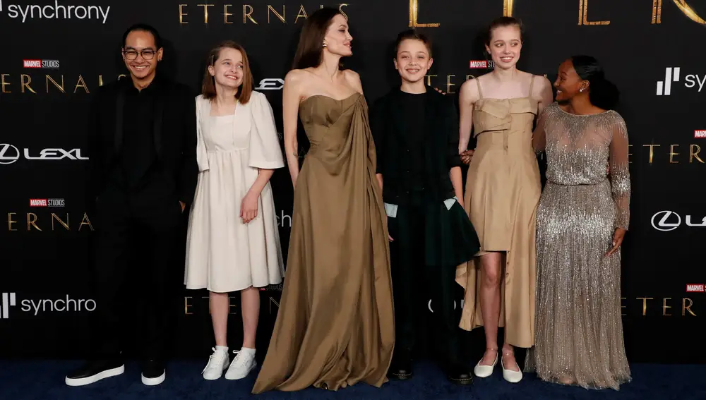 Cast member Angelina Jolie poses with her children Maddox, Vivienne, Zahara, Shiloh and Knox at the premiere for the film &quot;Eternals&quot; in Los Angeles, California, U.S., October 18, 2021. Picture taken October 18, 2021. REUTERS/Mario Anzuoni