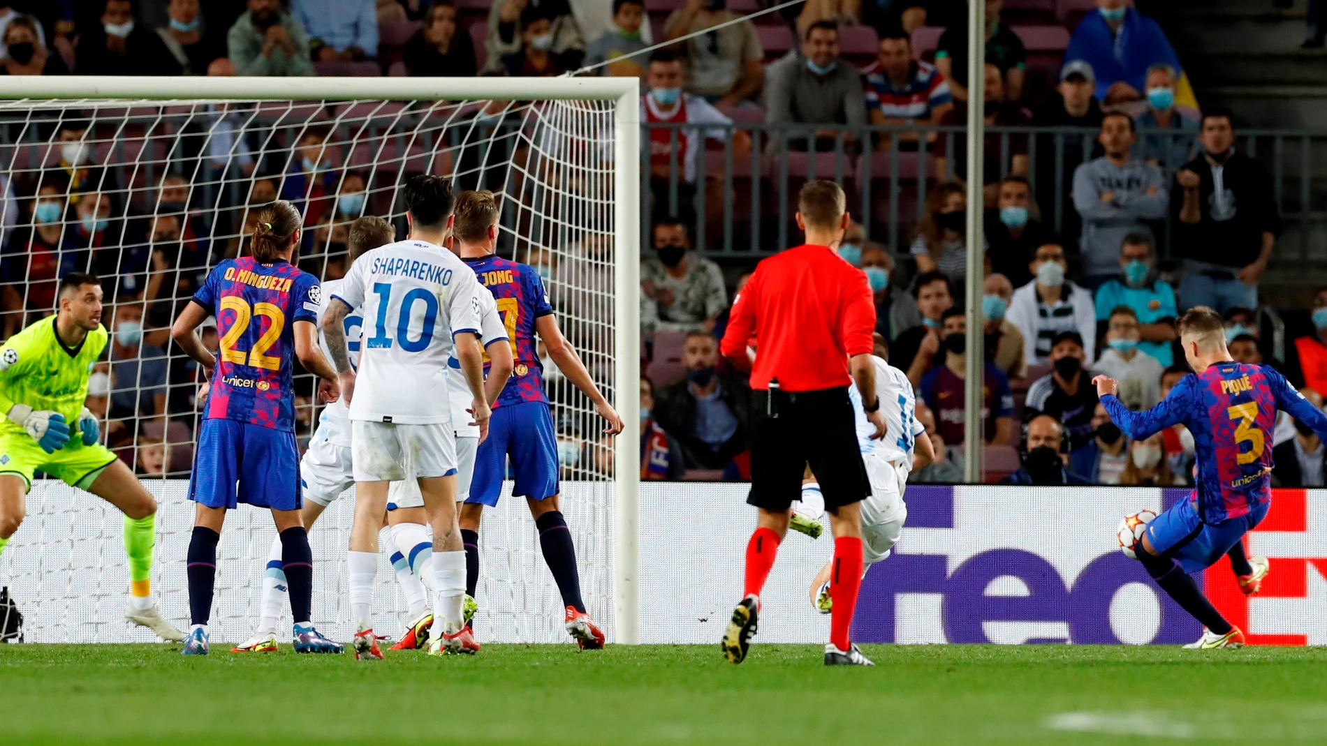 El remate de Piqué que supuso el primer gol del Barcelona en esta Champions