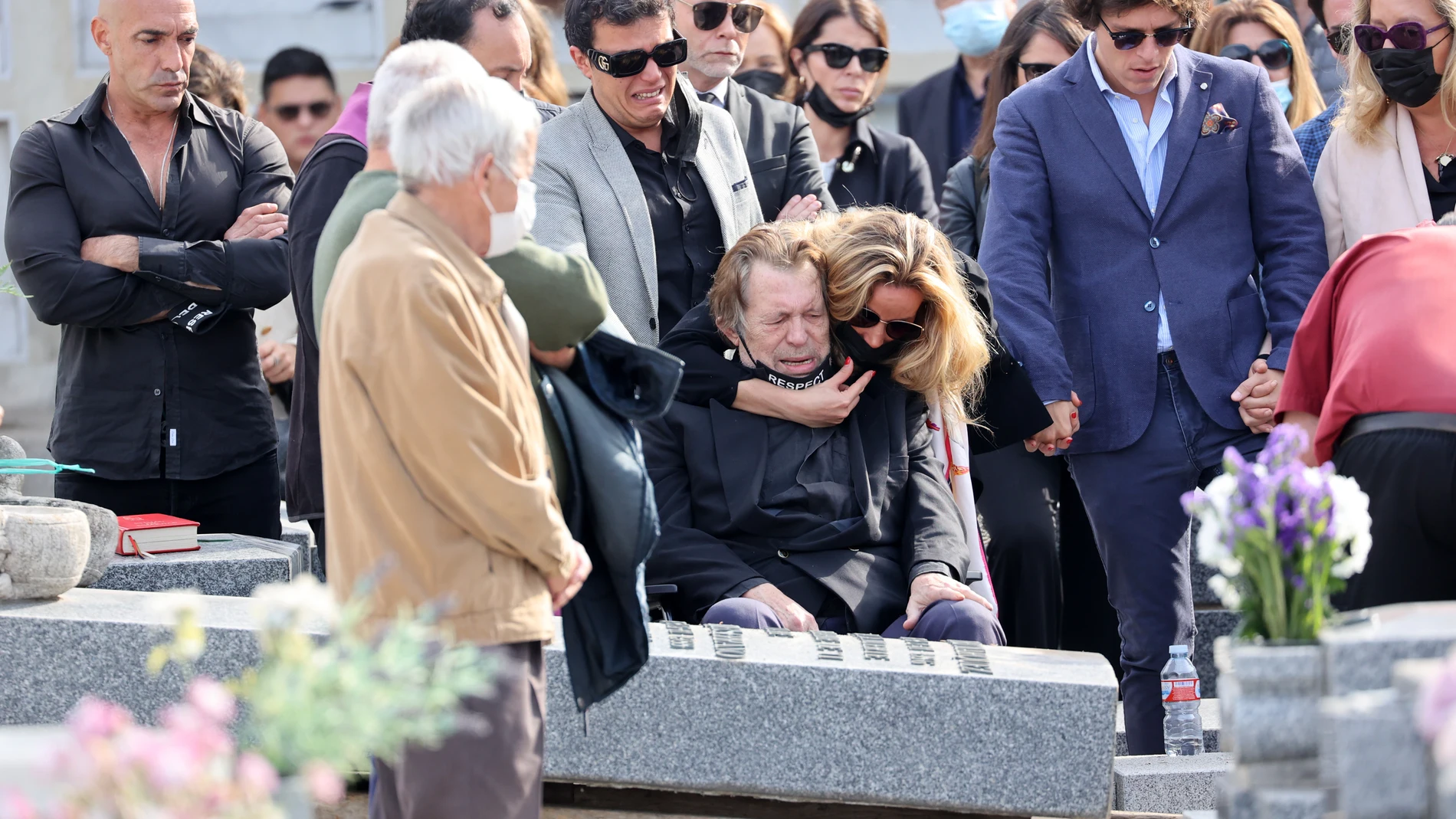 Ramiro Oliveros, Iris Oliveros Márquez y Oliver, nieto de Concha Márquez Piquer, durante el entierro de la cantante en el cementerio de San Isidro, a 20 de octubre de 2021, en Madrid (España).ENTIERRO;FAMILIARES;CANTANTE;FAMOSOSRaúl Terrel / Europa Press20/10/2021