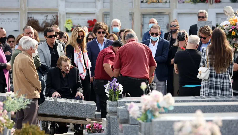 Ramiro Oliveros, Iris Oliveros Márquez y Oliver, nieto de Concha Márquez Piquer, durante el entierro de la cantante en el cementerio de San Isidro, a 20 de octubre de 2021, en Madrid (España).ENTIERRO;FAMILIARES;CANTANTE;FAMOSOSRaúl Terrel / Europa Press20/10/2021