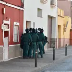 Agentes de las Fuerzas de Seguridad en una operación contra el clan de Los Castañas. EFE/A.Carrasco Ragel.