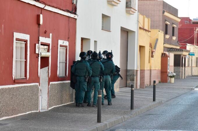 Agentes de las Fuerzas de Seguridad en una operación contra el clan de Los Castañas. EFE/A.Carrasco Ragel.