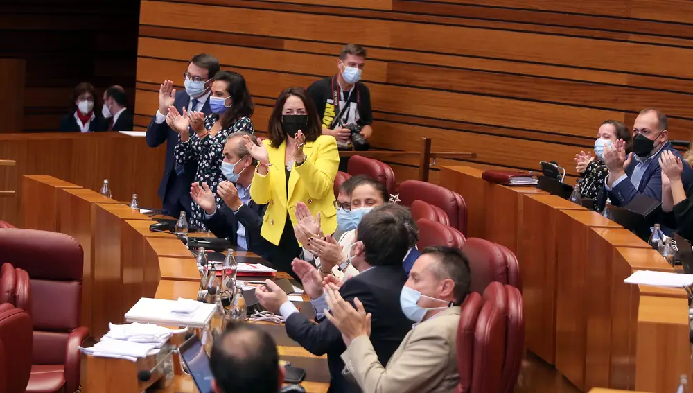 La bancada socialista aplaude la aprobación de una medida