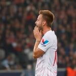Rakitic se lamenta tras el empate del Sevilla ante el Lille en la Champions