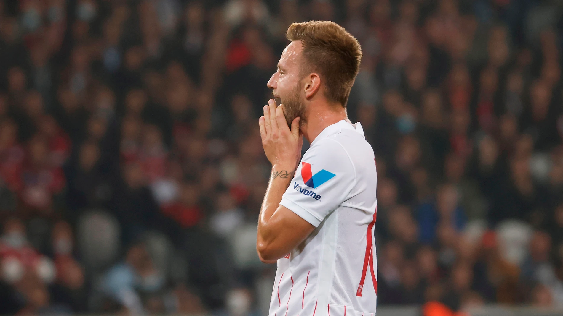 Rakitic se lamenta tras el empate del Sevilla ante el Lille en la Champions