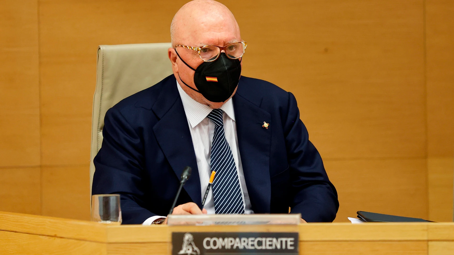 El expolicía José Villarejo comparece ante la comisión parlamentaria que investiga la presunta trama parapolicial diseñada para espiar al extesorero del PP Luis Bárcenas.